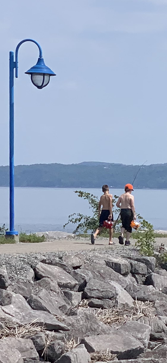 Jeunes pêcheurs marchant sur le quai de Neuville